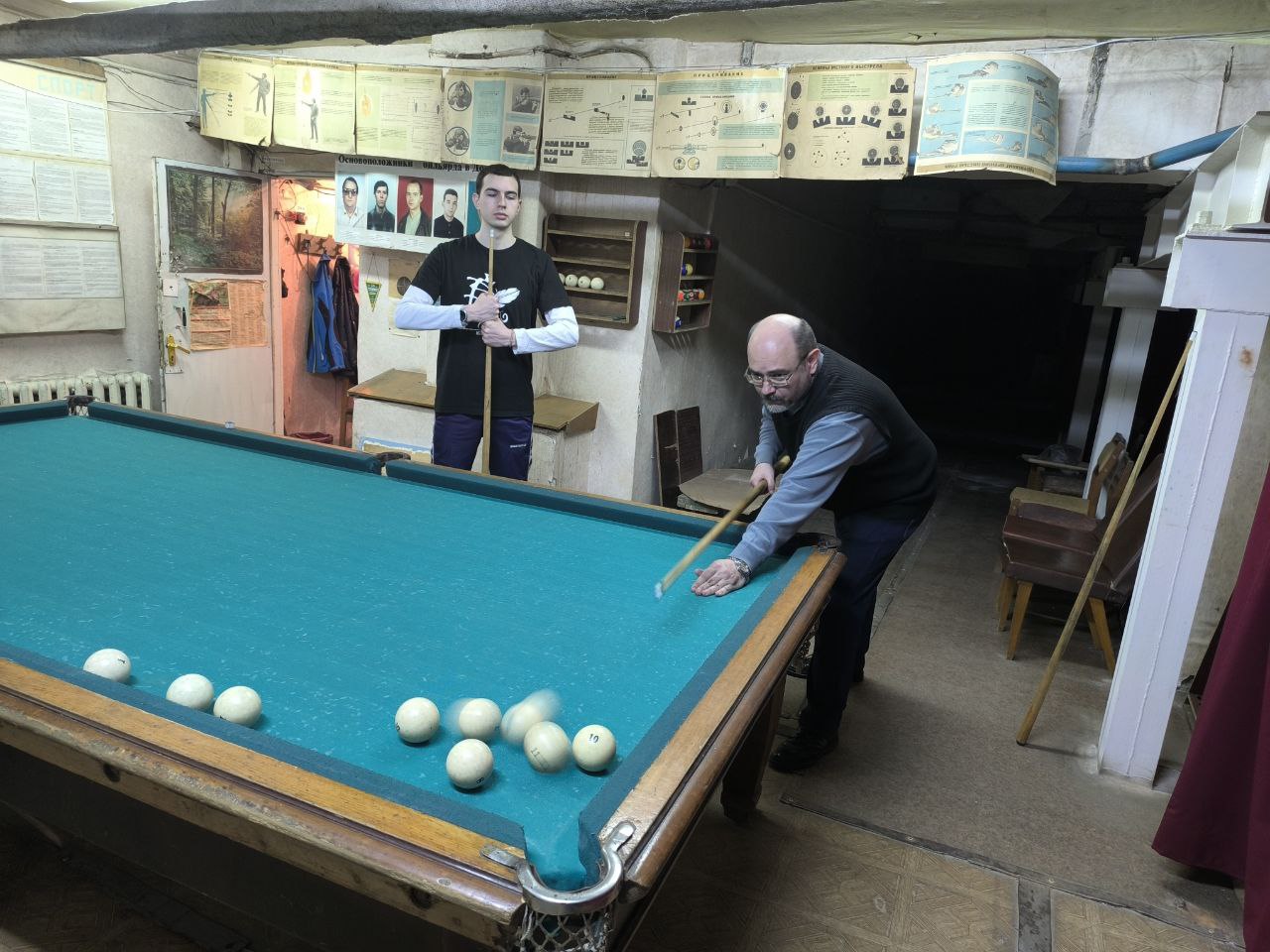 На историческом факультете состоялся турнир по бильярду между преподавателями и студентами