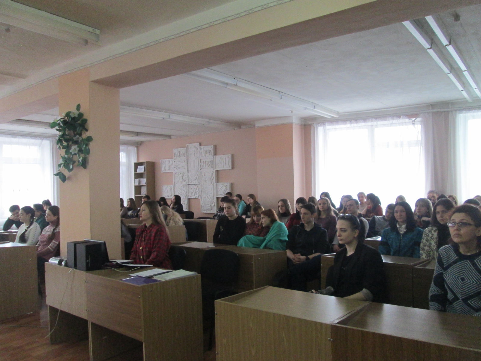 В библиотеке ГПОУ «Енакиевский техникум экономики и менеджмента» прошел литературно-музыкальный вечер