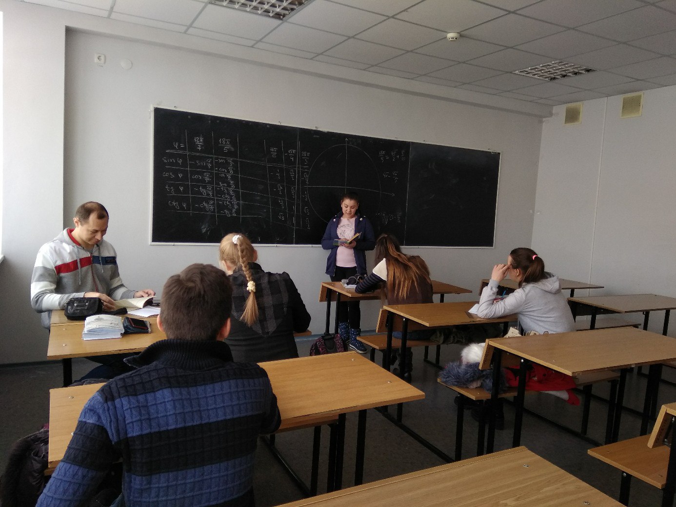 Центр математического просвещения ФМИТ провел занятие для учащихся на тему «Тригонометрия»