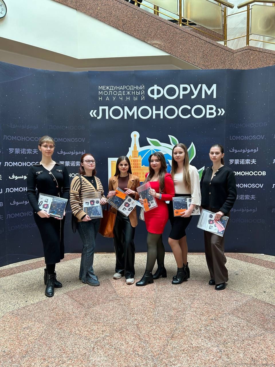 Студенты-филологи представили факультет на форуме «Ломоносов» в МГУ