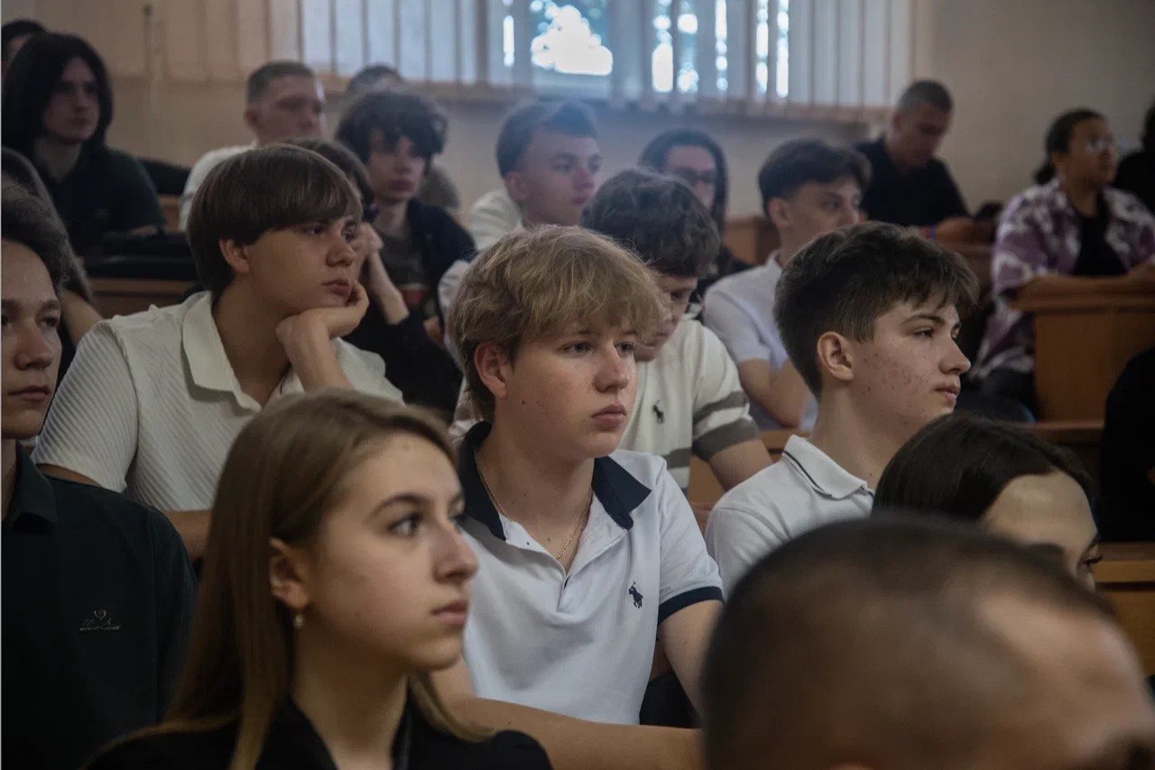 На факультете математики и информационных технологий состоялось мероприятие «Разговоры о важном» ко Дню знаний