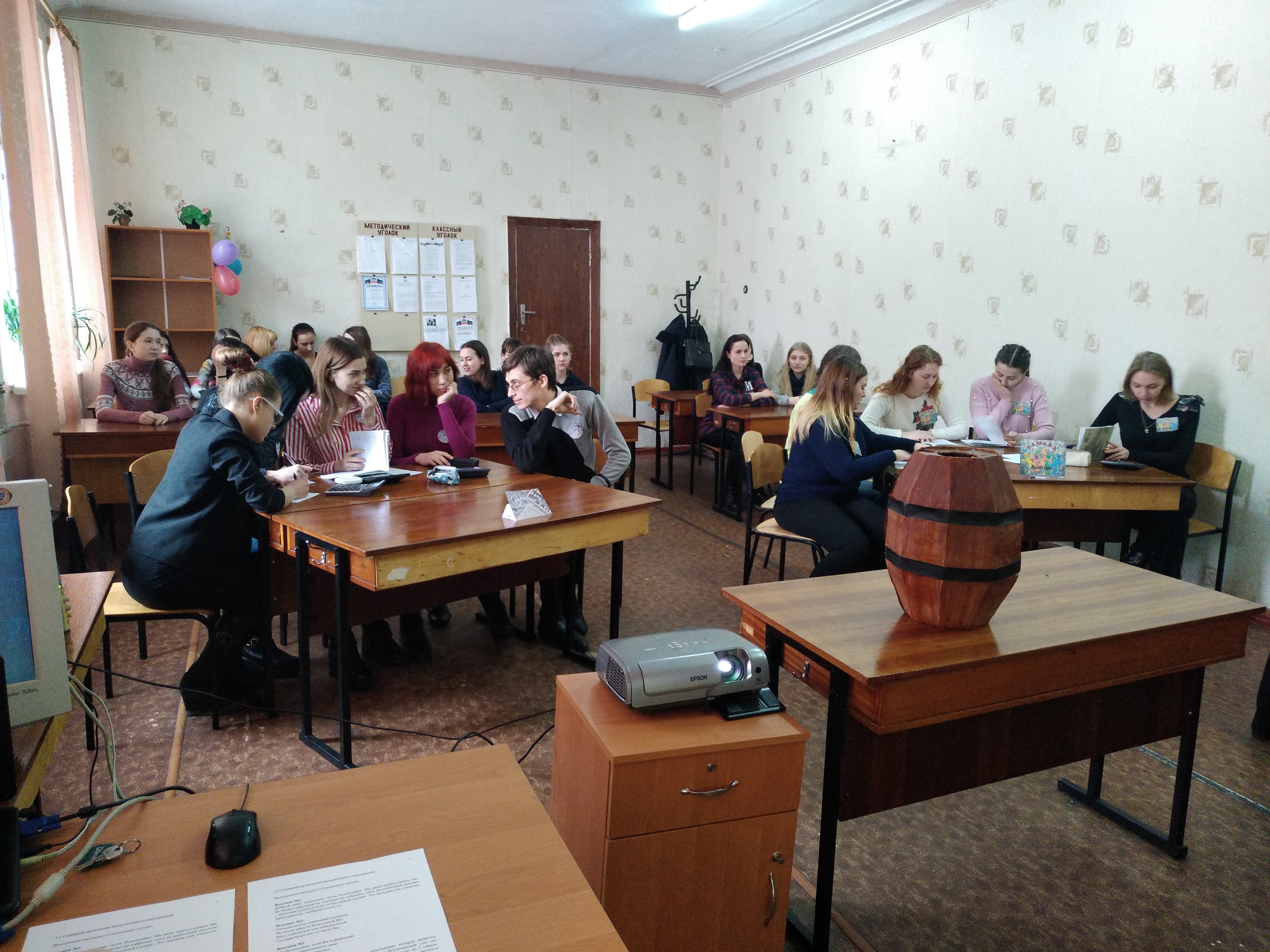 Студенты Енакиевского техникума экономики и менеджмента ДонНУ соревновались в интеллектуальной игре «Счастливый случай»