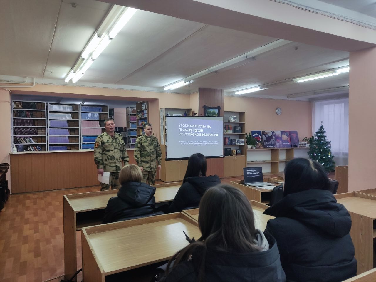 В Енакиевском техникуме экономики и менеджмента ДонГУ отметили День героев Отечества