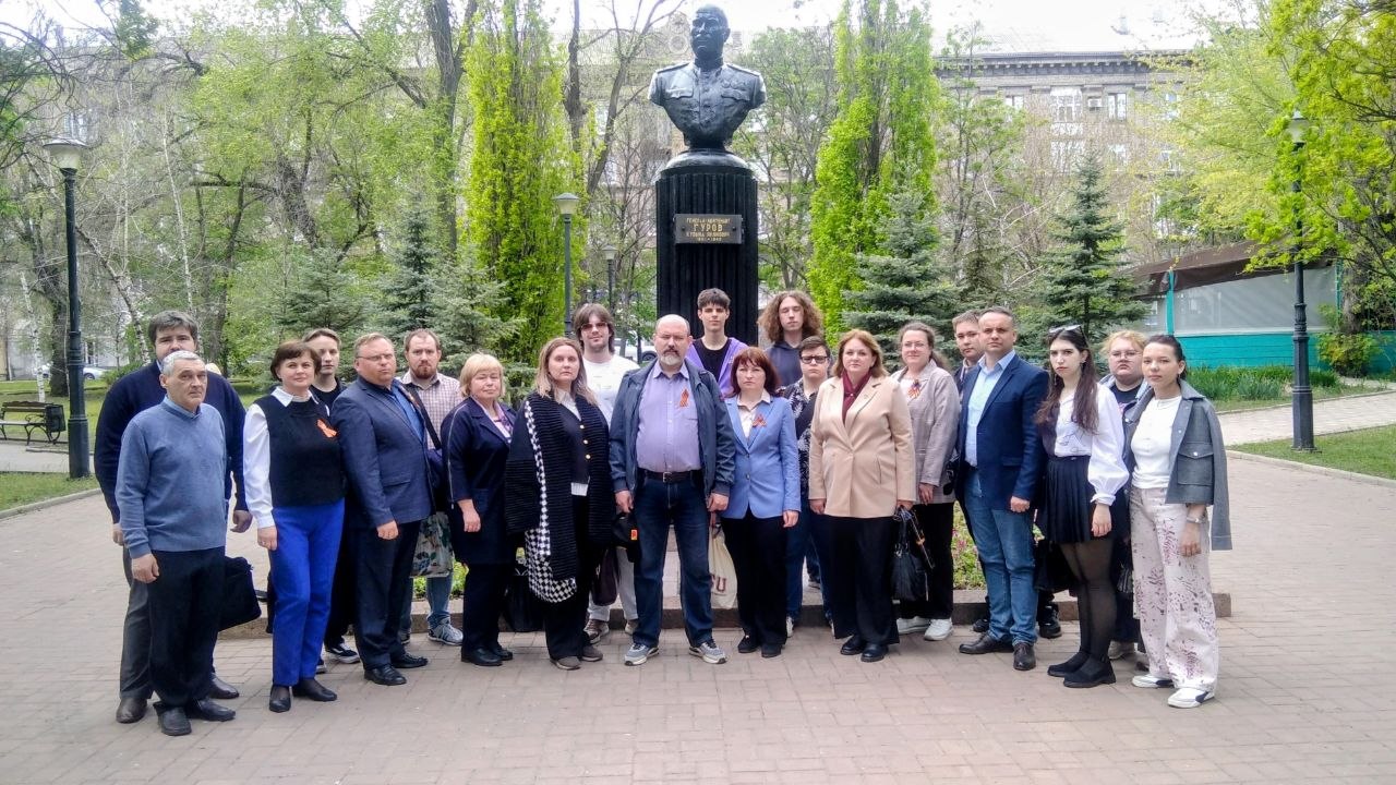 Студенты и преподаватели ДонГУ провели мероприятия у памятника генералу Гурову