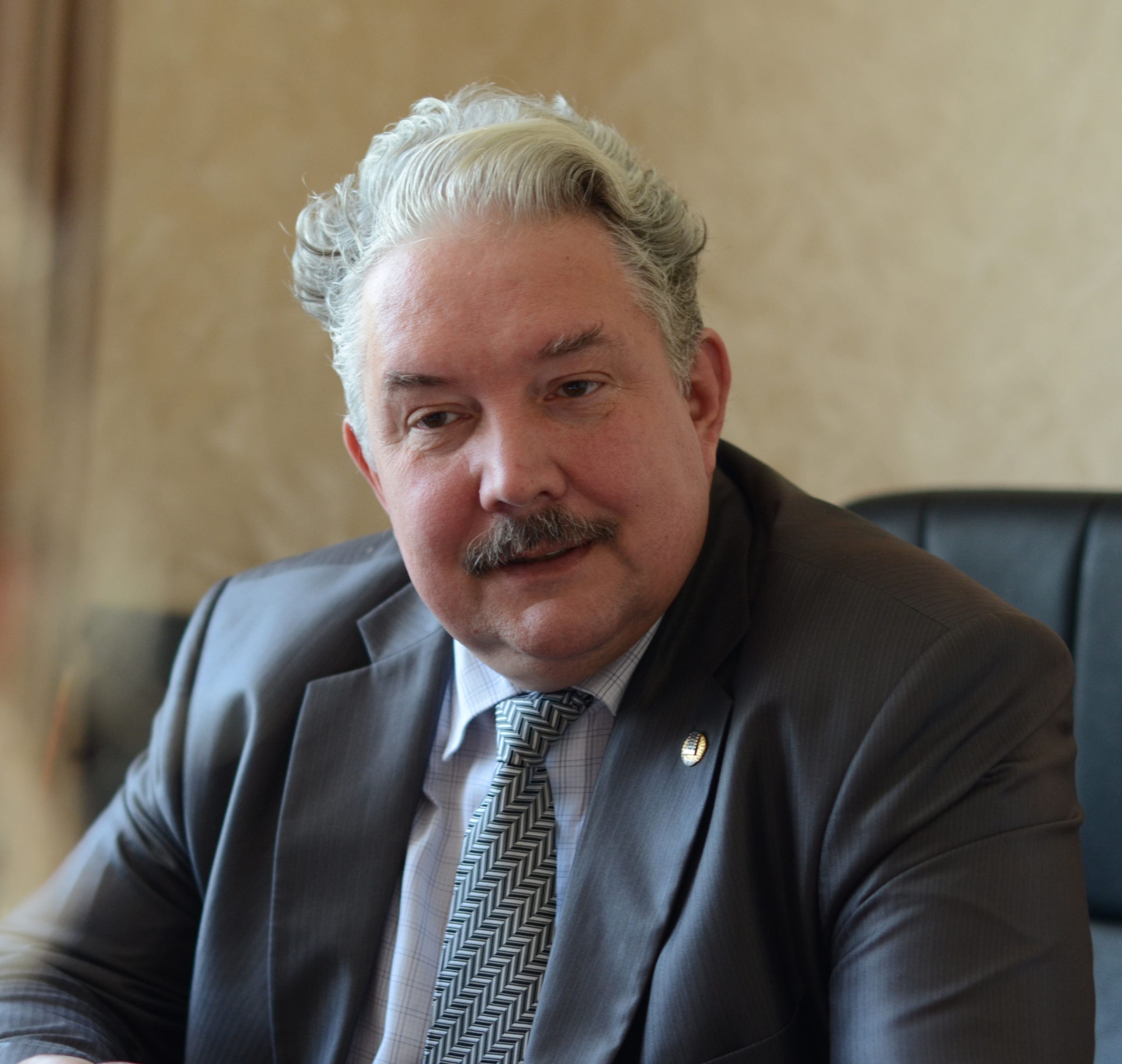 Сергей Бабурин поздравляет ректора ДонНУ Светлану Беспалову с юбилеем