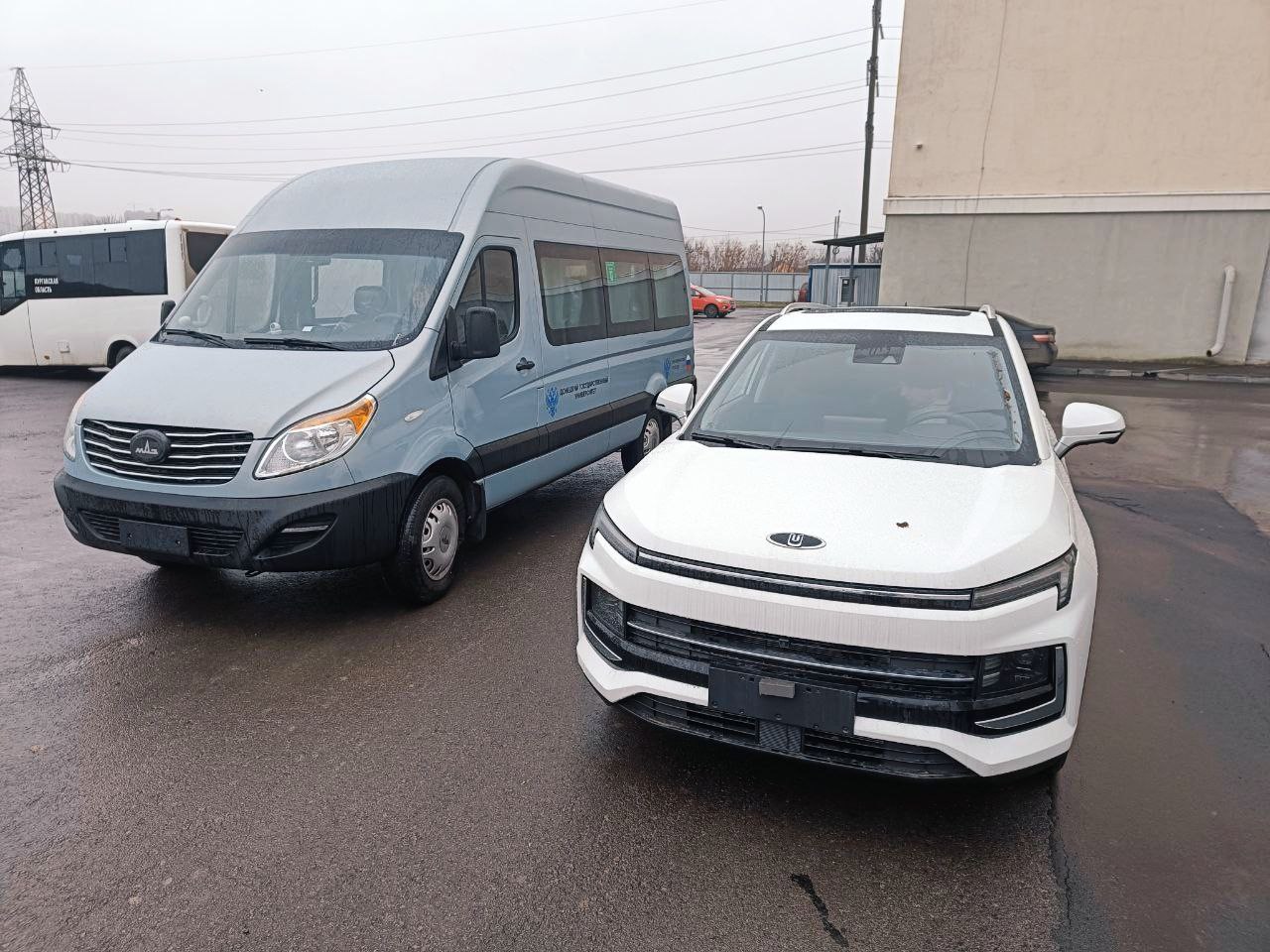 Автопарк Донецкого государственного университета пополнился микроавтобусом и автомобилем