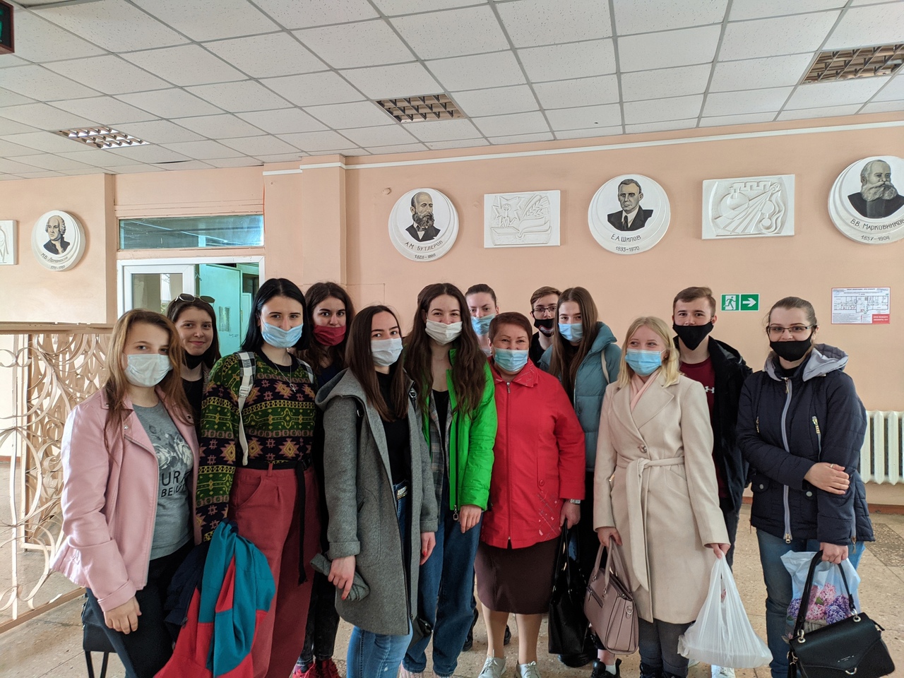 Студенты химического факультета провели лабораторные работы по аналитической химии в Институте физико-органической химии и углехимии имени Л.М. Литвиненко